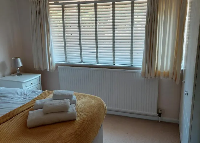 Spacious 3 Bdr House With Private Parking Spaces - Families- Corporate Groups