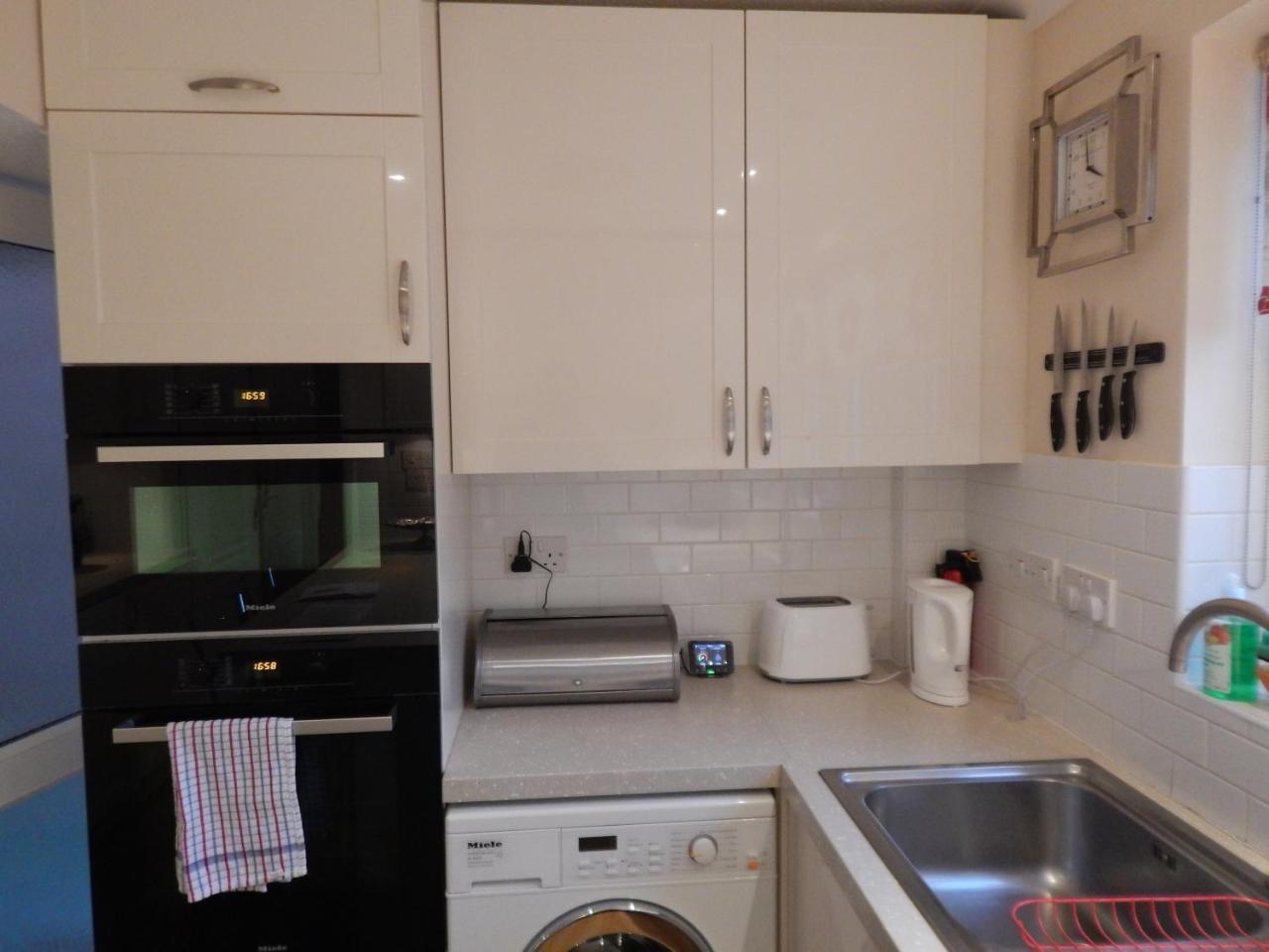Spacious 3 Bdr House With Private Parking Spaces - Families- Corporate Groups Ferienhaus