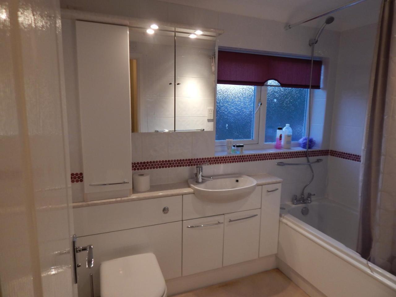 Ferienhaus Spacious 3 Bdr House With Private Parking Spaces - Families- Corporate Groups