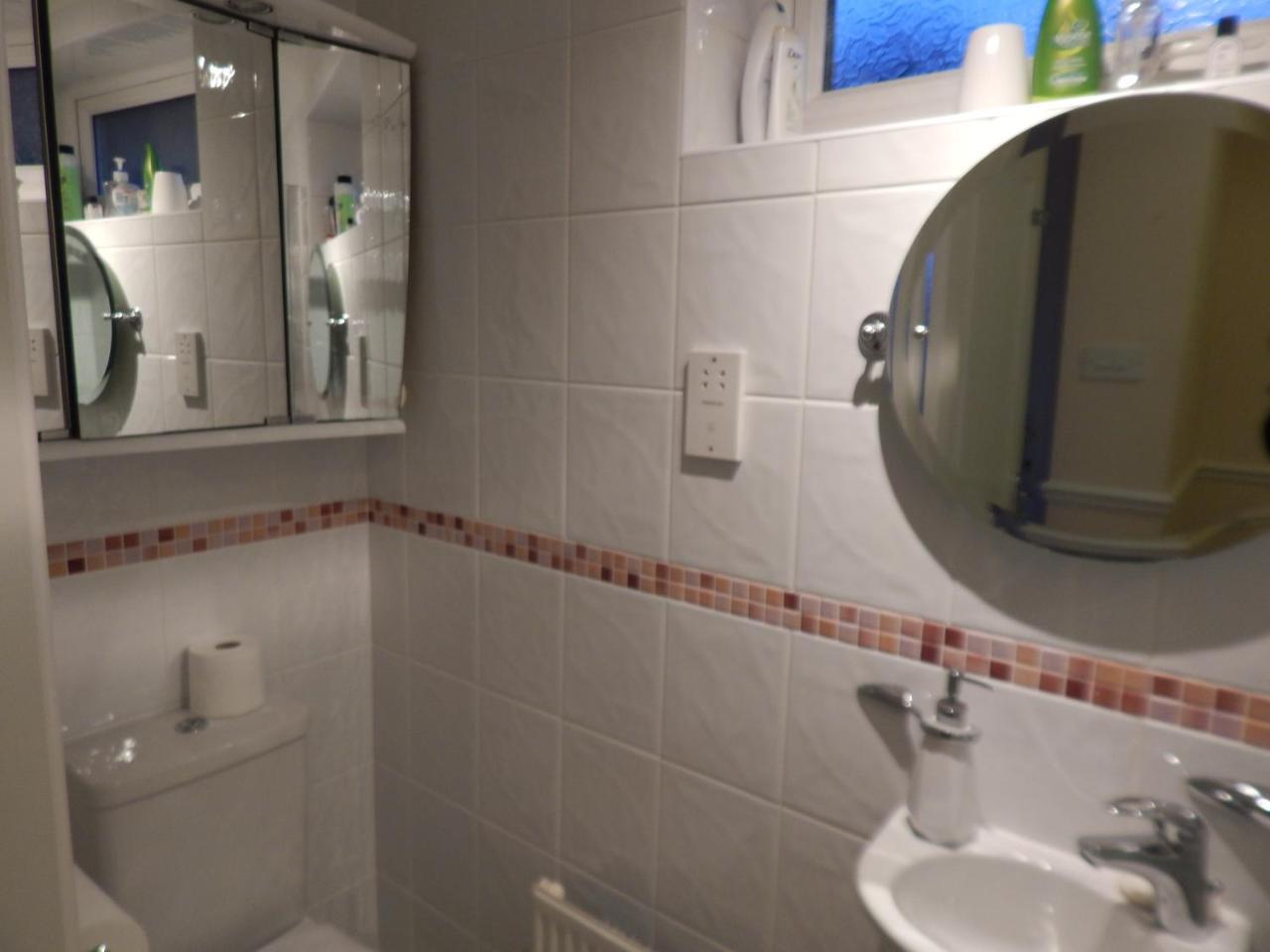 Spacious 3 Bdr House With Private Parking Spaces - Families- Corporate Groups Ferienhaus