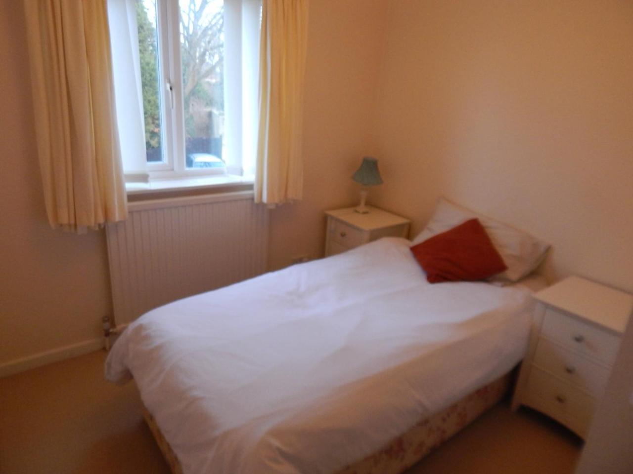 Spacious 3 Bdr House With Private Parking Spaces - Families- Corporate Groups CBG