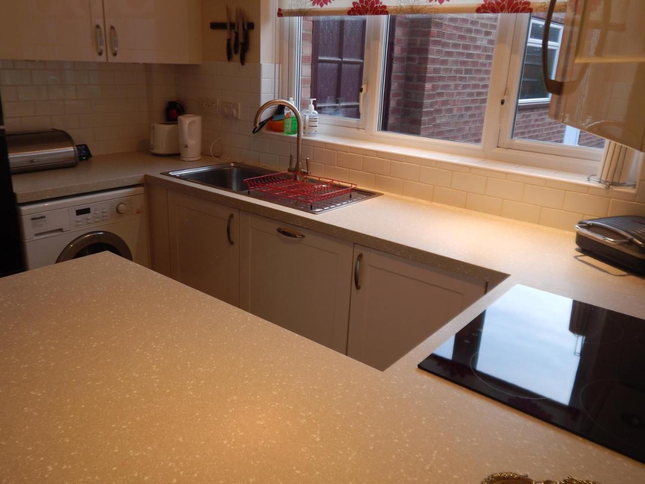 Ferienhaus Spacious 3 Bdr House With Private Parking Spaces - Families- Corporate Groups CBG