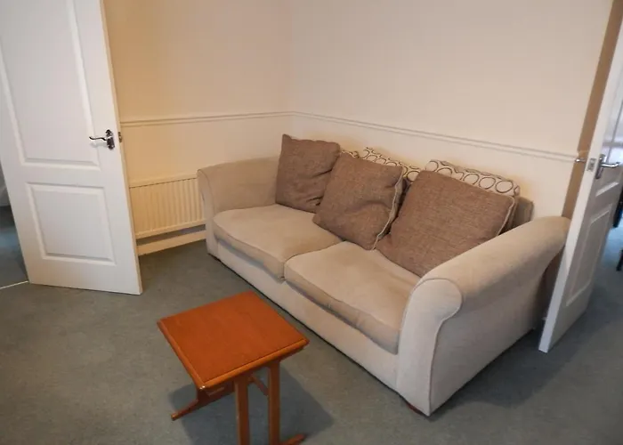 Spacious 3 Bdr House With Private Parking Spaces - Families- Corporate Groups