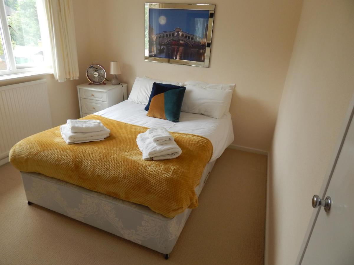 Holiday home Spacious 3 Bdr House With Private Parking Spaces - Families- Corporate Groups *