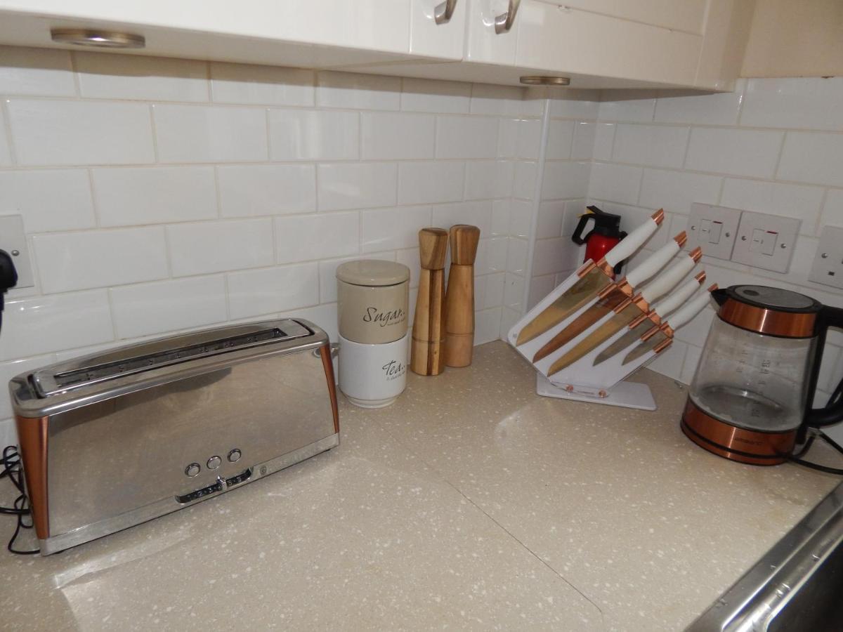Spacious 3 Bdr House With Private Parking Spaces - Families- Corporate Groups Holiday home *