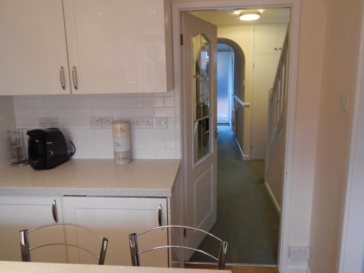 Spacious 3 Bdr House With Private Parking Spaces - Families- Corporate Groups