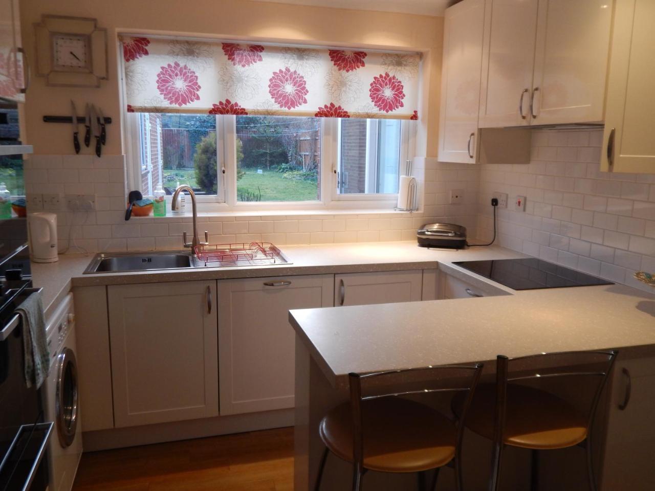 Spacious 3 Bdr House With Private Parking Spaces - Families- Corporate Groups Holiday home