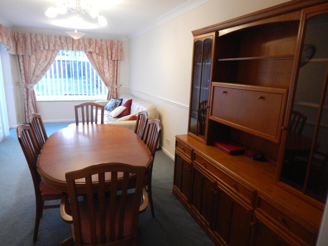 Spacious 3 Bdr House With Private Parking Spaces - Families- Corporate Groups Holiday home