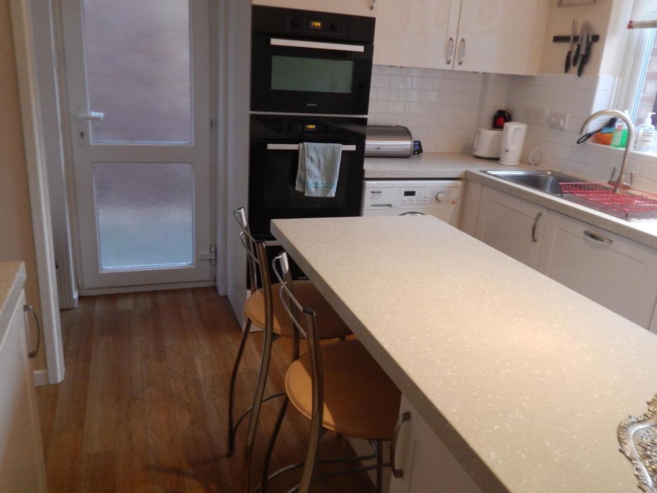 Spacious 3 Bdr House With Private Parking Spaces - Families- Corporate Groups