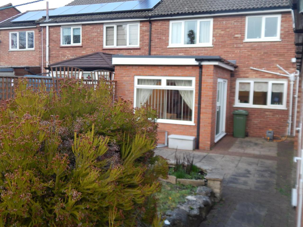 Spacious 3 Bdr House With Private Parking Spaces - Families- Corporate Groups Holiday home *