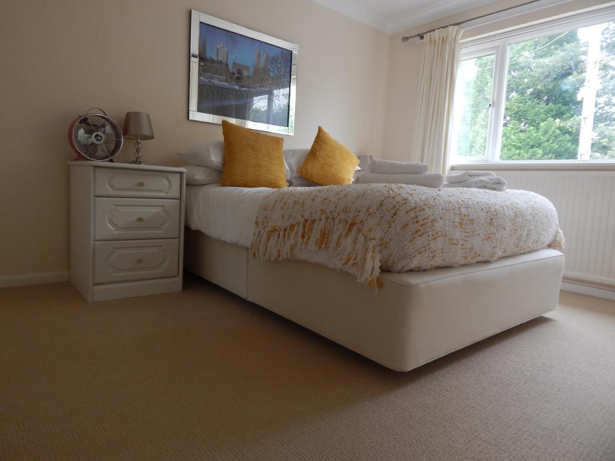 Spacious 3 Bdr House With Private Parking Spaces - Families- Corporate Groups CBG