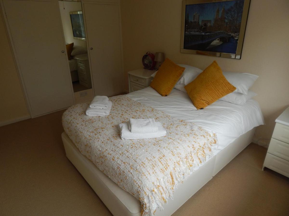 Spacious 3 Bdr House With Private Parking Spaces - Families- Corporate Groups Casa vacanze