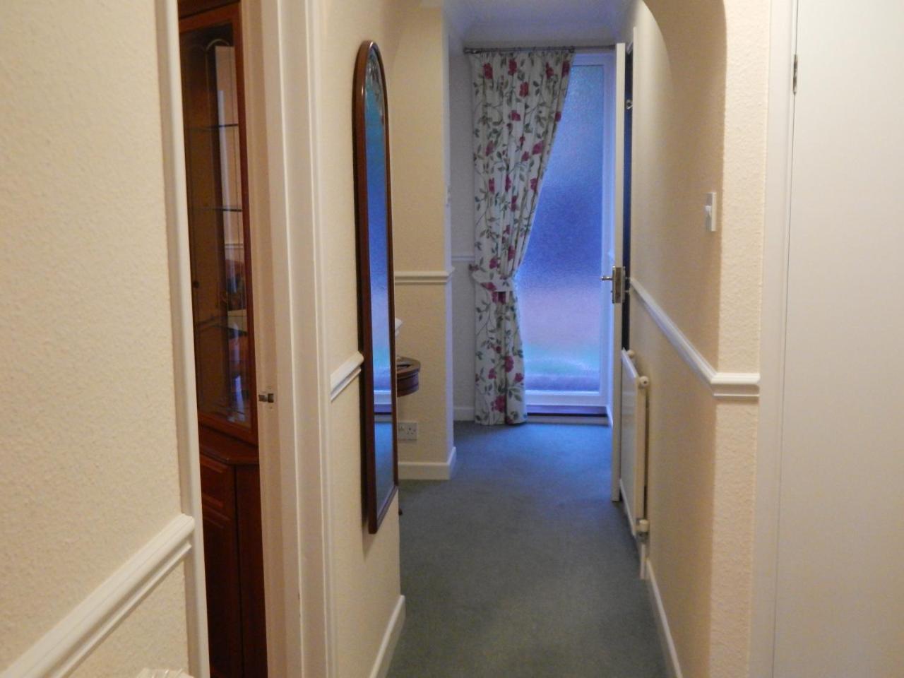 Spacious 3 Bdr House With Private Parking Spaces - Families- Corporate Groups CBG