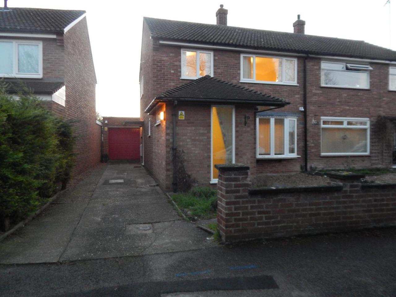 Spacious 3 Bdr House With Private Parking Spaces - Families- Corporate Groups * CBG